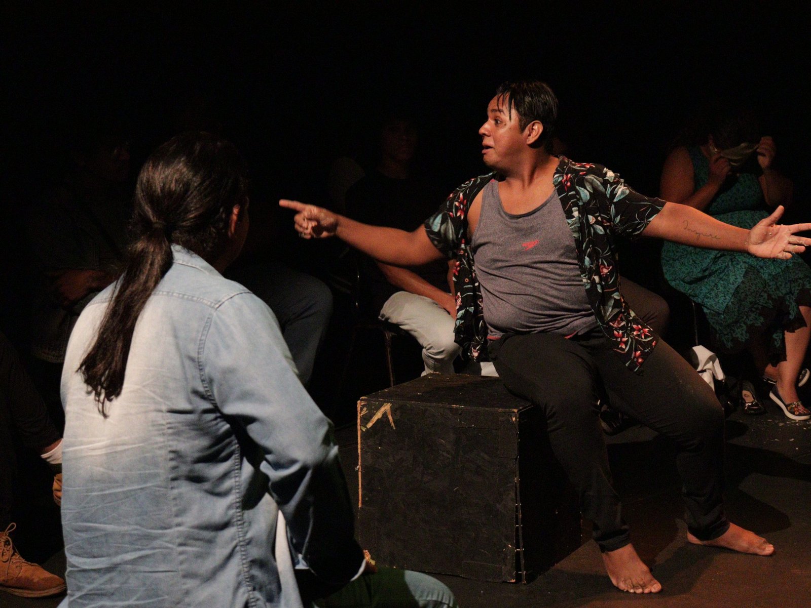 Cena de "Complexo Metade Cheio", durante as Satyrianas 2023: apresentação de estudantes da MT Escola de Teatro. 