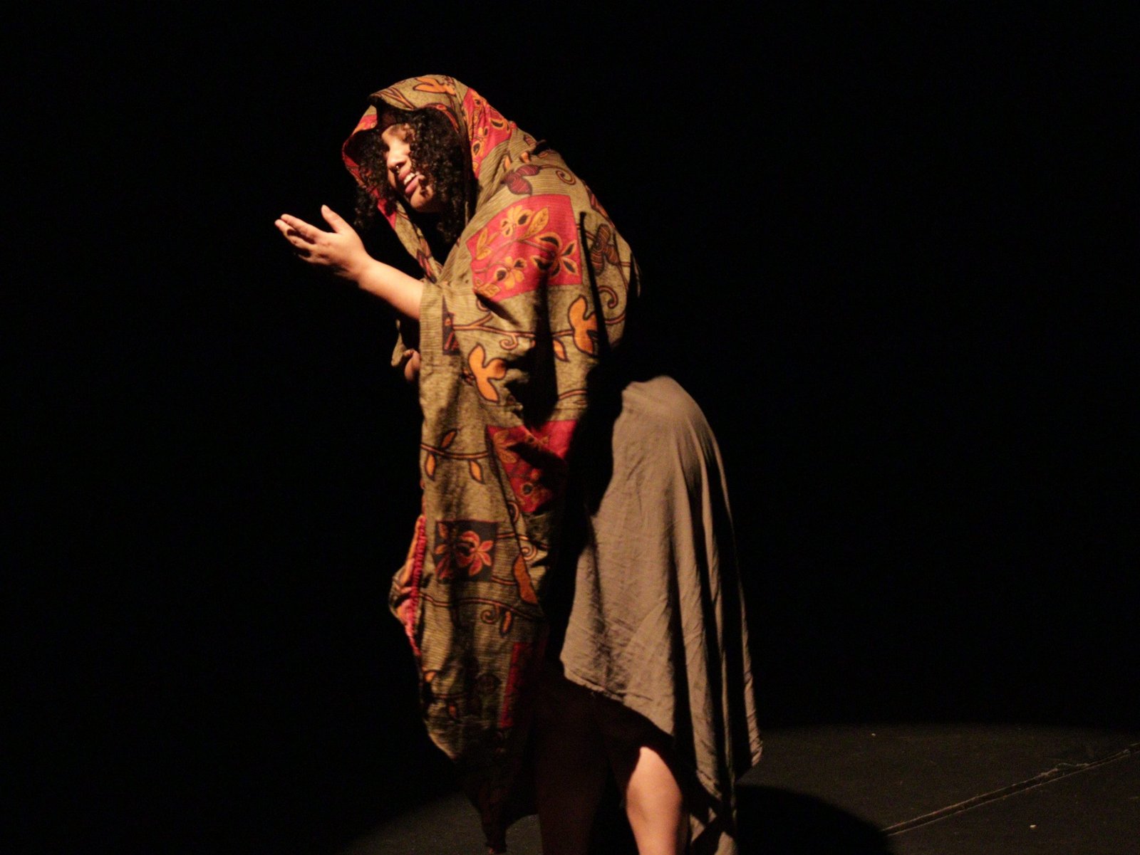 Shirlei Souza apresenta "EI MANINHA!", performance durante as Satyrianas 2023. 