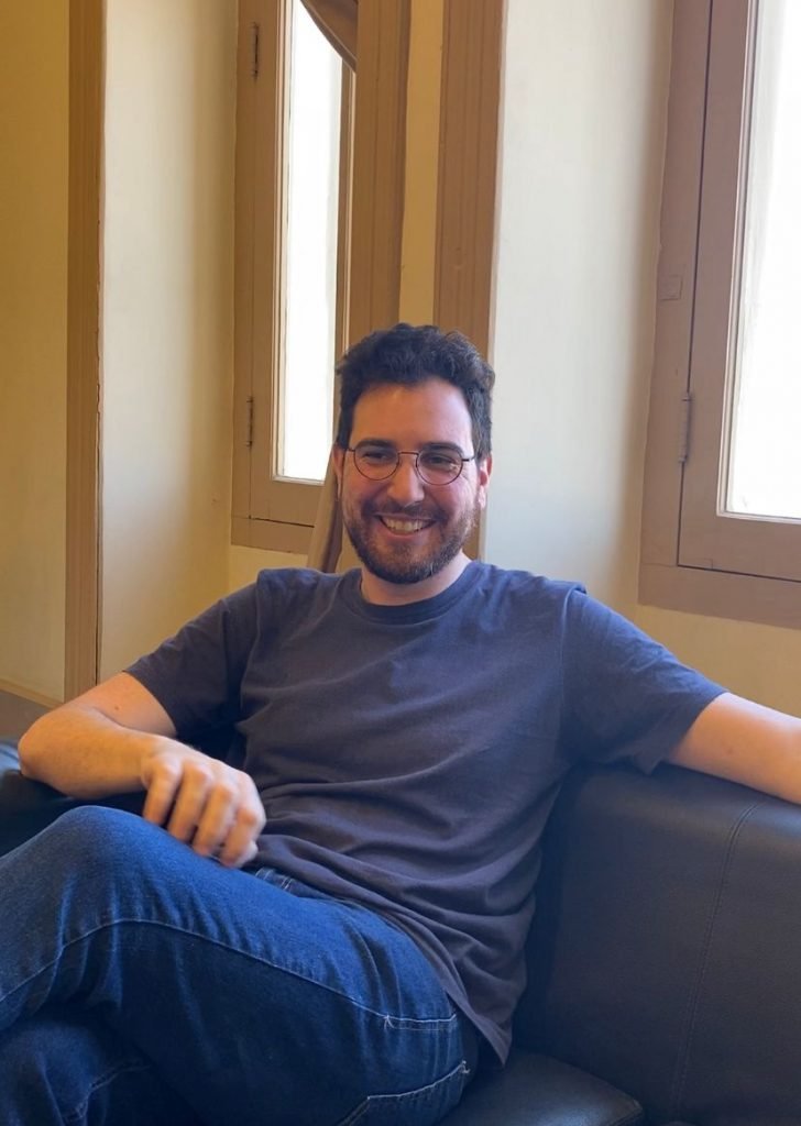 Chico Turbiani é artista docente de Iluminação na SP Escola de Teatro