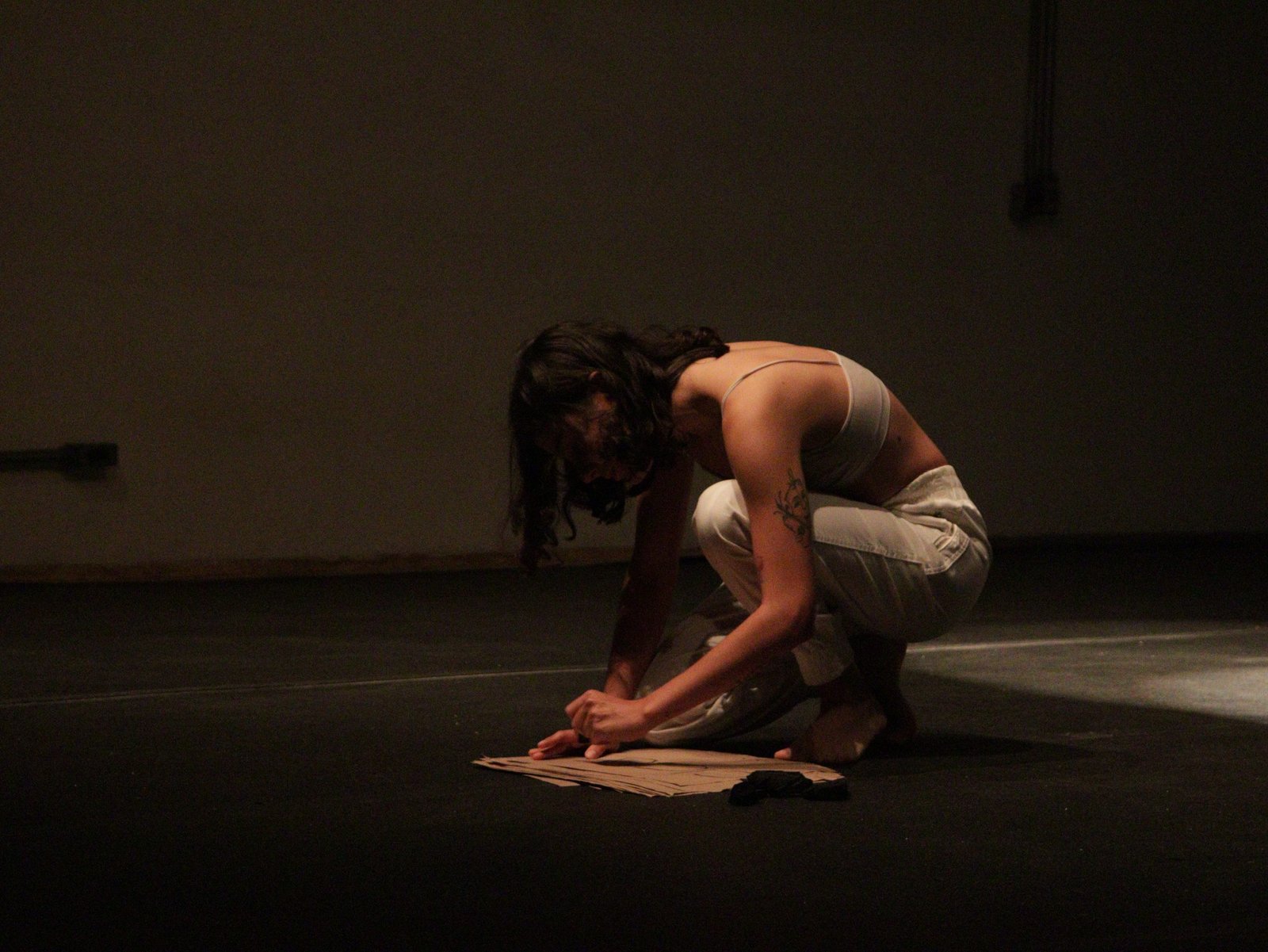 Fotografia Colorida Performance "Útero" de Flávia Albuquerque no primeiro dia do Festival Satyrianas 2023