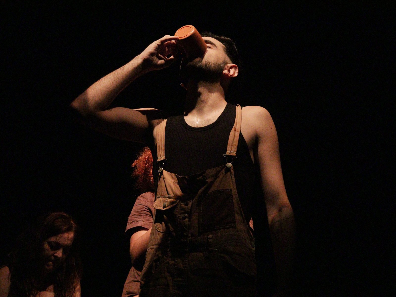 Fotografia Colorida Espetáculo "Eu te amo, Sozinha... Ou qualquer Coisa Sobre Cafeína" da Cia. Do Nada no primeiro dia do Festival Satyrianas 2023