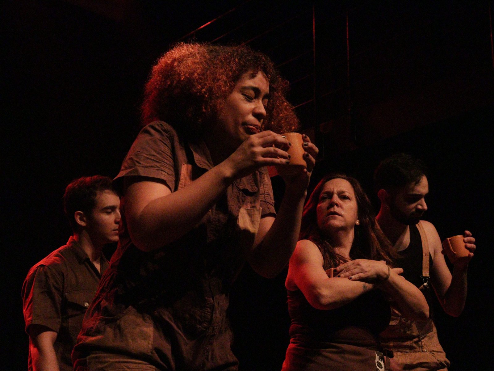 Fotografia Colorida Espetáculo "Eu te amo, Sozinha... Ou qualquer Coisa Sobre Cafeína" da Cia. Do Nada no primeiro dia do Festival Satyrianas 2023