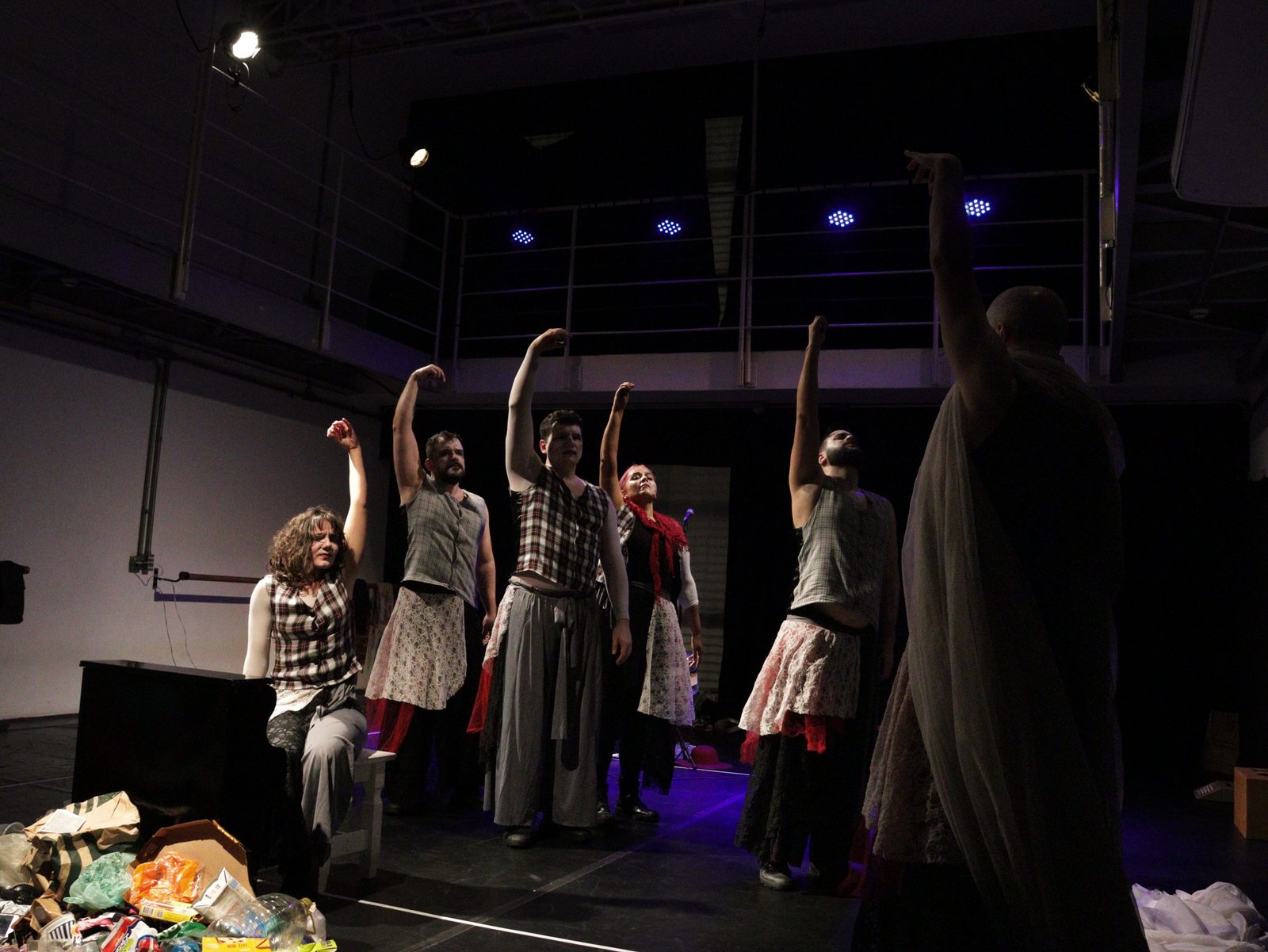 Fotografia Colorida Espetáculo "Aqui Não É Moscou" da Cia. Cia Grite de Teatro no quarto dia do Festival Satyrianas 2023