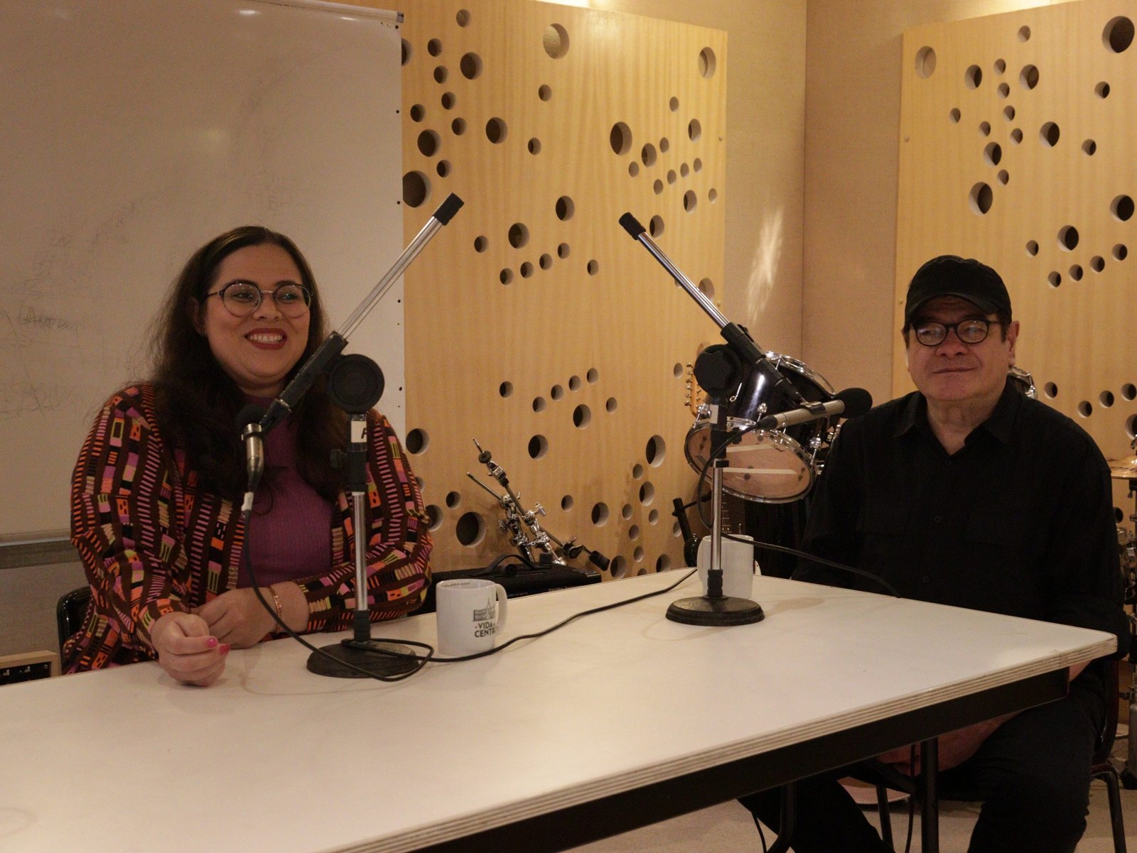 Fotografia Colorida Gravação do podcast "A vida no Centro - Hackeando a Cidade" com Lorenna Montenegro e Guilherme Marback