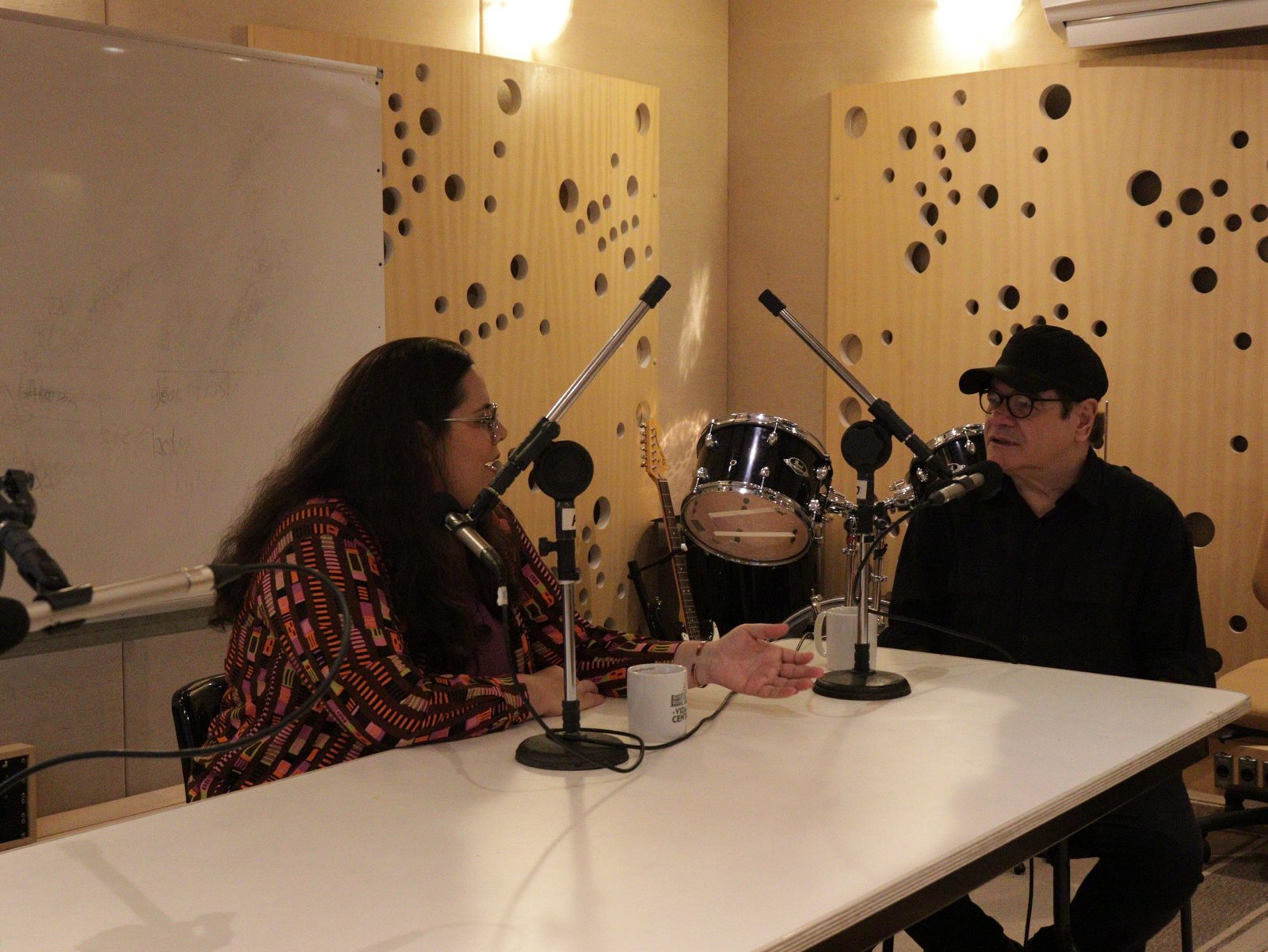 Fotografia Colorida Gravação do podcast "A vida no Centro - Hackeando a Cidade" com Lorenna Montenegro e Guilherme Marback