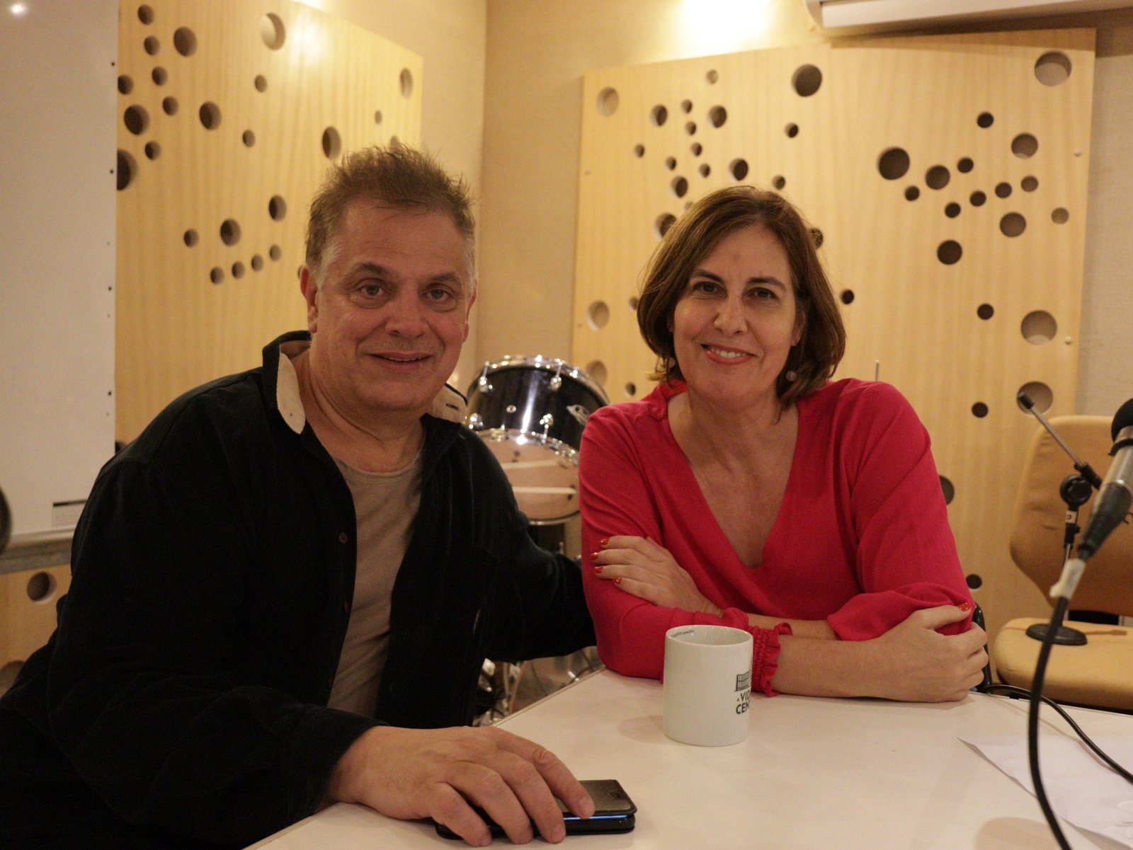 Fotografia Colorida Gravação do podcast "A vida no Centro - Hackeando a Cidade" com Denize Bacoccina e Rodolfo García Vázquez