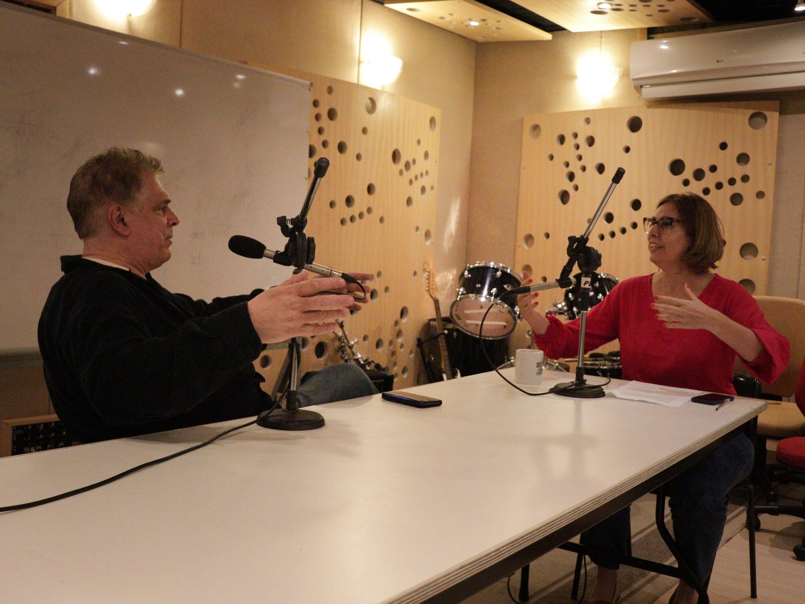 Fotografia Colorida Gravação do podcast "A vida no Centro - Hackeando a Cidade" com Denize Bacoccina e Rodolfo García Vázquez
