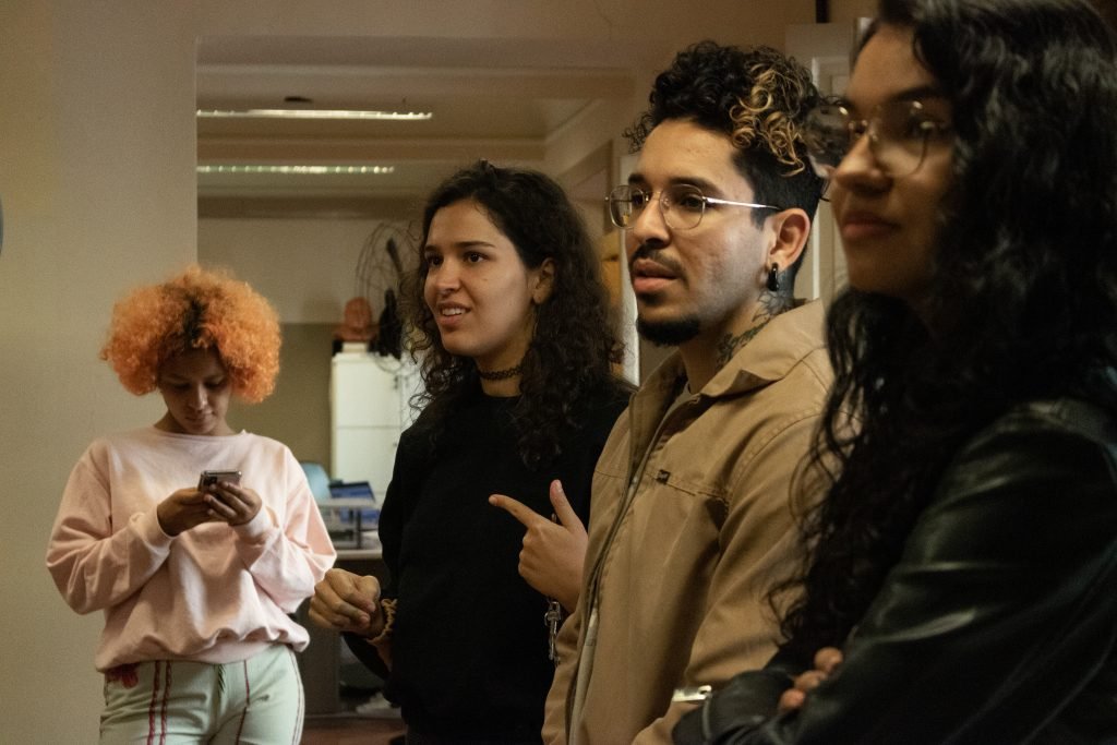 Fotografia Colorida João Martins e Ana Clara Mascarenhas, Programa Oportunidades, com Andressa Pereira Dias Chaves, Biblioteca e Gestão Arquivística, em visita da Escola Padre Anchieta no Brás
