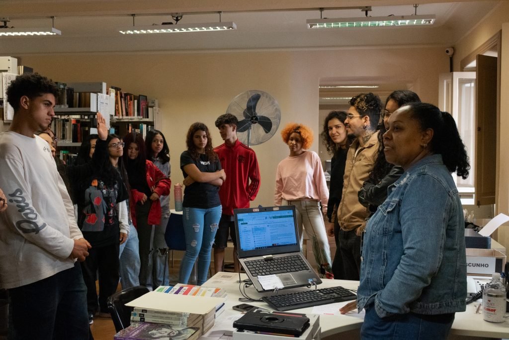 Mônica Madureiro, Biblioteca e Gestão Arquivística, com estudantes da Escola Padre Anchieta em visita no Brás