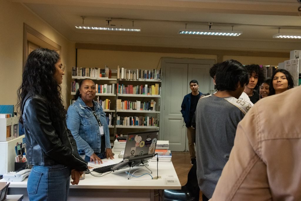 Fotografia Colorida Mônica Madureiro e Andressa Pereira Dias Chaves, Biblioteca e Gestão Arquivística, em visita da Escola Padre Anchieta no Brás