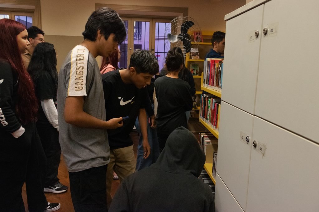 Fotografia Colorida Estudantes da Escola Padre Anchieta em visita no Brás