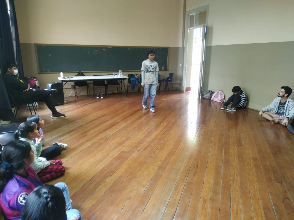 SP Escola de Teatro oferece oficina de iniciação teatral para jovens bolivianos