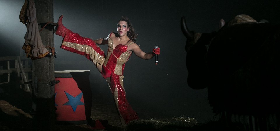 Tenca Silva, artista docente da SP Escola de Teatro na peça "Agropeça".