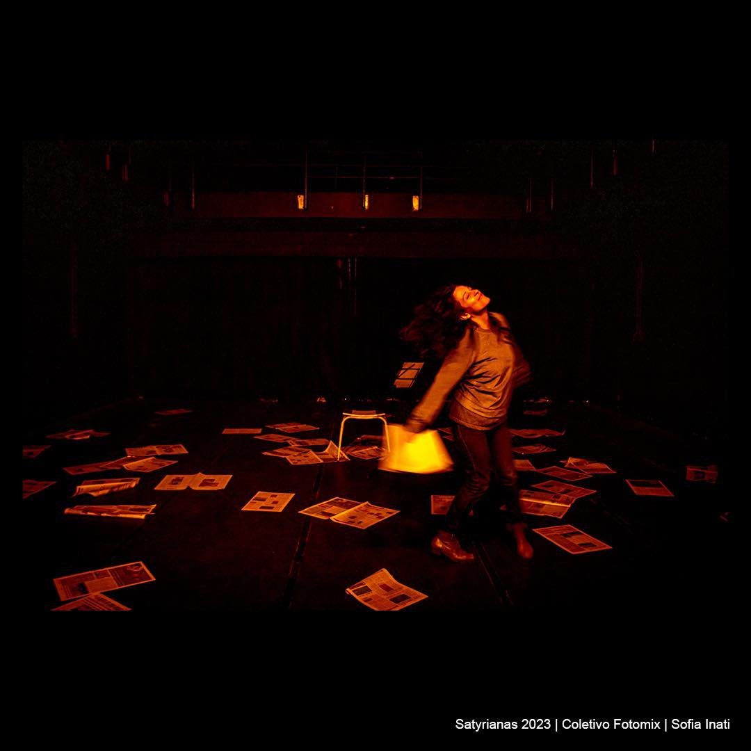 Cena de "Frases de Porta de Banheiro", de Nina Nóbile, durante as Satyrianas 2023.