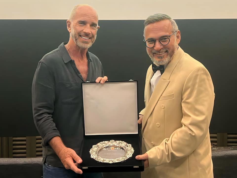 Xexéu Tripoli entrega Salva de Prata a Ivam Cabral, homenageando a ADAAP. (8/11/23).