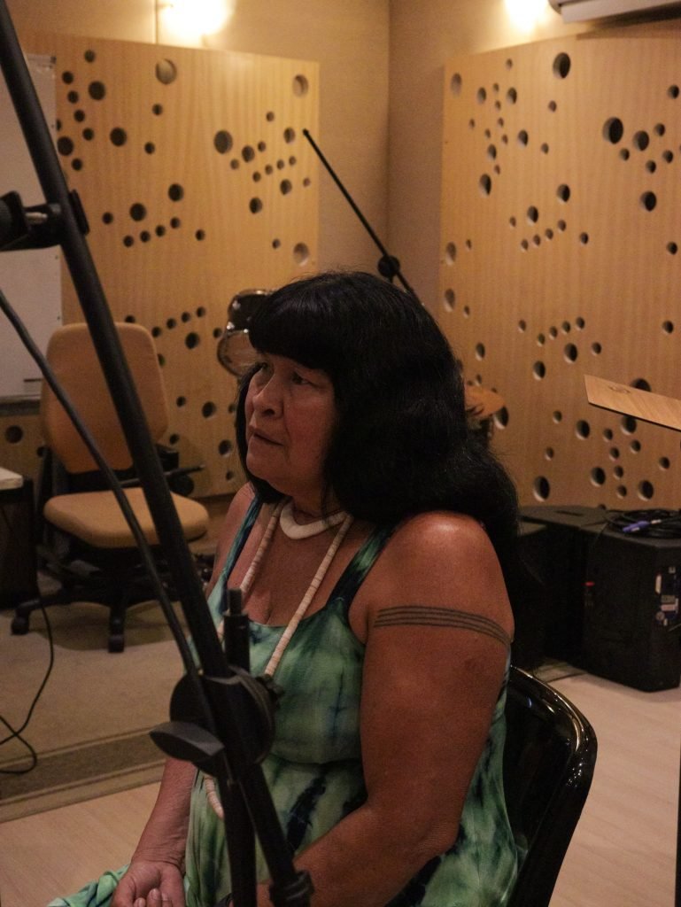 Fotografia Colorida de Gravação de canto indígena com pajé Mapulu Kamayurá na Roosvelt