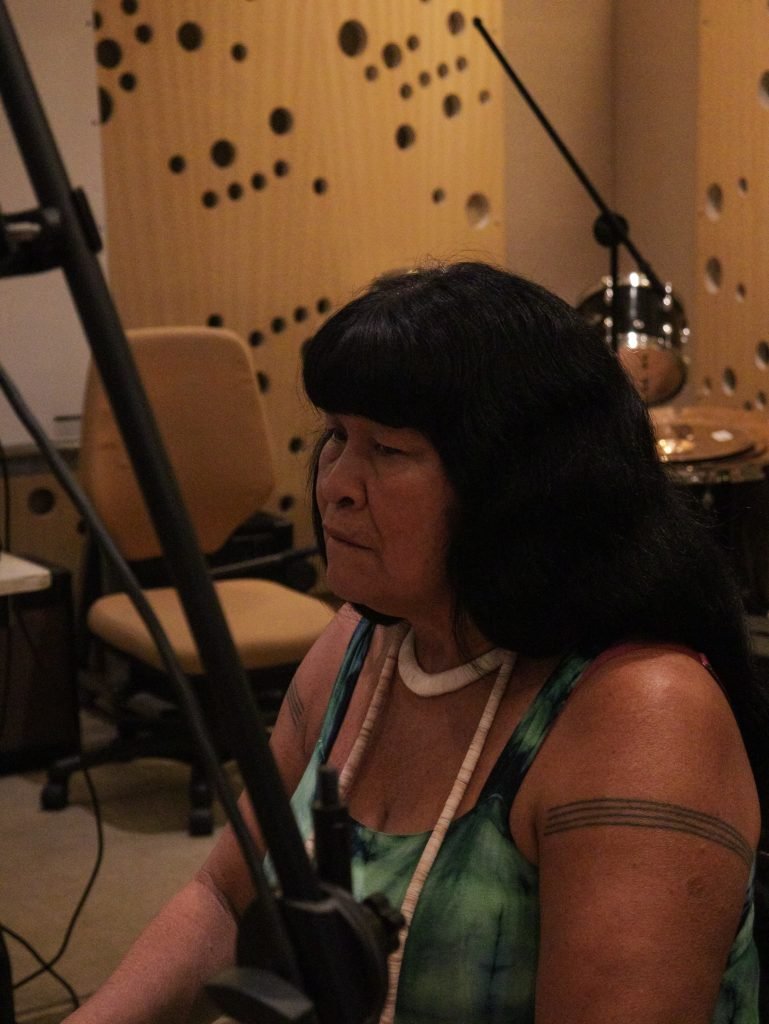 Fotografia Colorida de Gravação de canto indígena com pajé Mapulu Kamayurá na Roosvelt