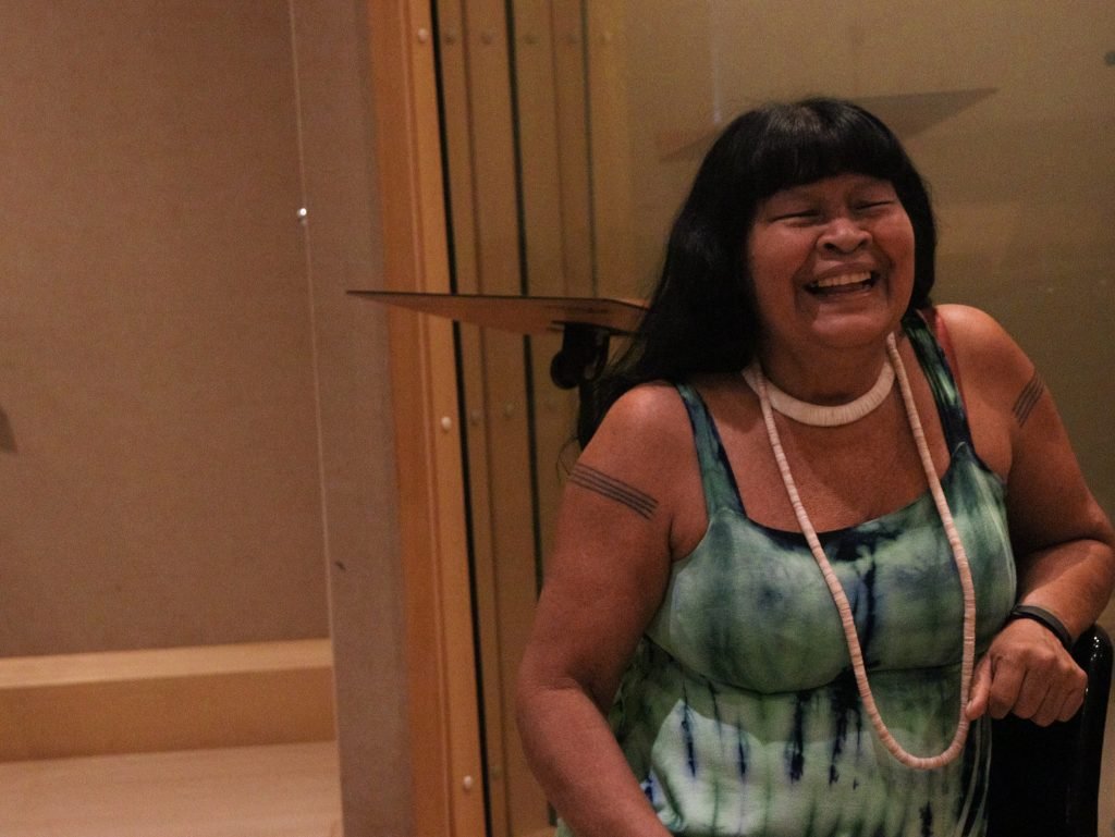 Fotografia Colorida de Gravação de canto indígena com pajé Mapulu Kamayurá na Roosvelt