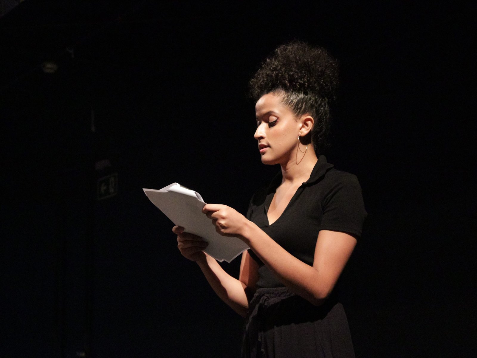 Fotografia Colorida da Leitura do texto "Ensaio entre cadeiras" de Higor Passion no primeiro dia do "Cena Única", mostra de dramaturgias autorais, na Roosevelt