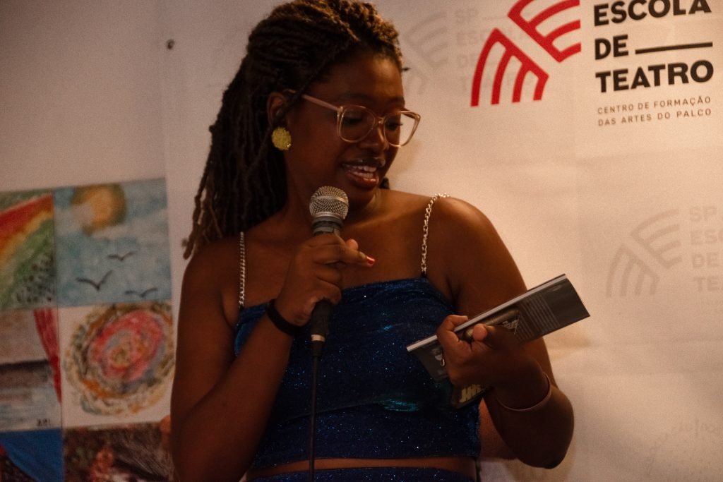 Fotografia Colorida de Lu Varello no lançamento do livro “Eternizar em Escrita Preta”