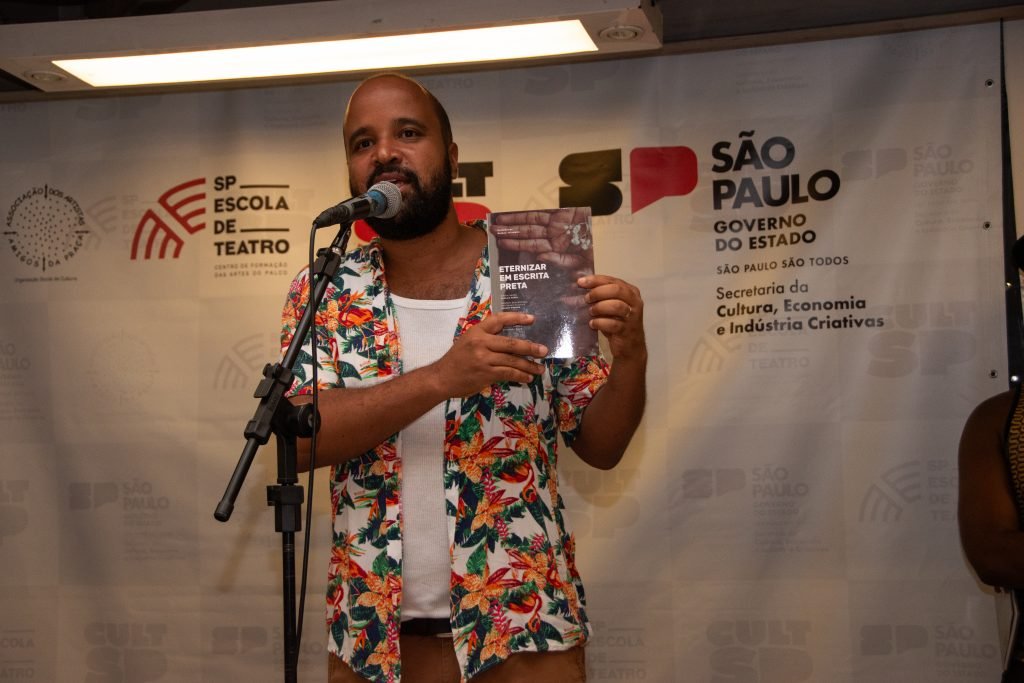 Fotografia Colorida de Miguel Arcanjo no lançamento do livro “Eternizar em Escrita Preta”