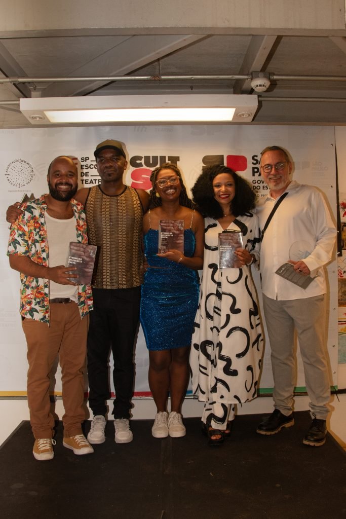Fotografia Colorida de Apollo Faria, Daiany Pontes, Lu Varello, Ivam Cabral e Miguel Arcanjo no lançamento do livro “Eternizar em Escrita Preta”