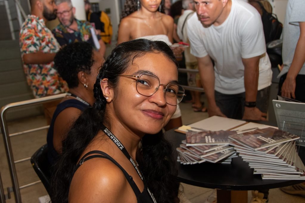 Fotografia Colorida de Andressa Pereira Dias Chaves no lançamento do livro “Eternizar em Escrita Preta”