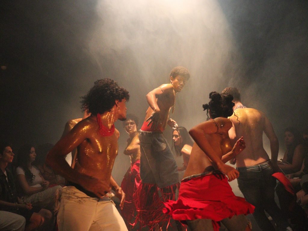 Fotografia colorida de Abertura Experimentos I: Núcleo 1 do Módulo Amarelo na Roosevelt