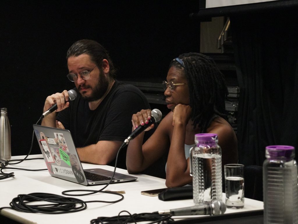 Fotografia Colorida de Palestra, “Melhor ter uma máscara do que nenhum rosto”, com Ntando Cele na Roosevelt