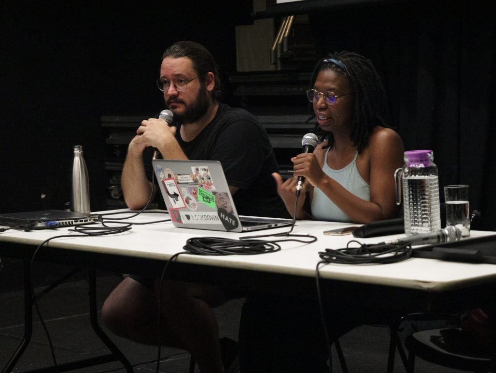 Fotografia Colorida de Palestra, “Melhor ter uma máscara do que nenhum rosto”, com Ntando Cele na Roosevelt