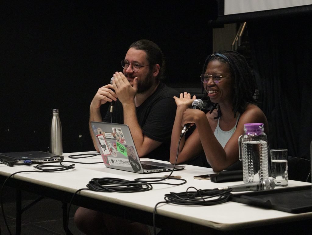 Fotografia Colorida de Palestra, “Melhor ter uma máscara do que nenhum rosto”, com Ntando Cele na Roosevelt