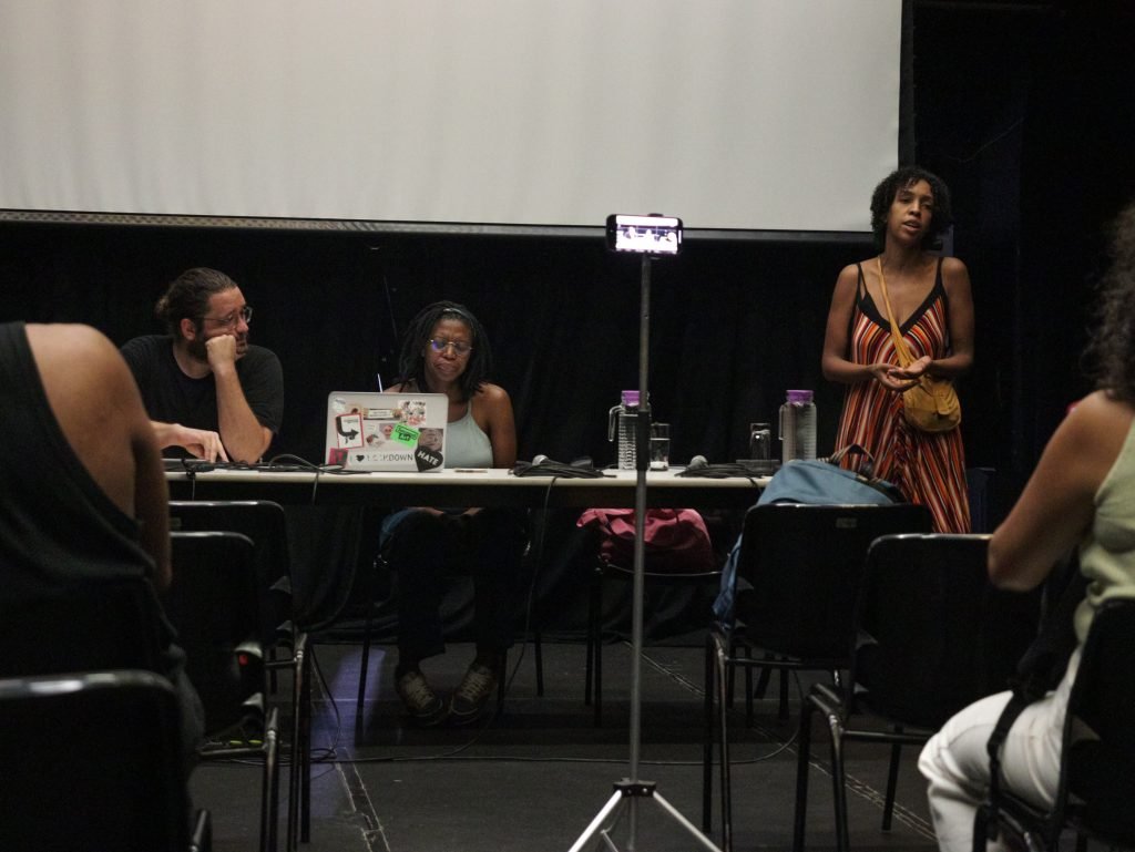 Fotografia Colorida de Palestra, “Melhor ter uma máscara do que nenhum rosto”, com Ntando Cele na Roosevelt