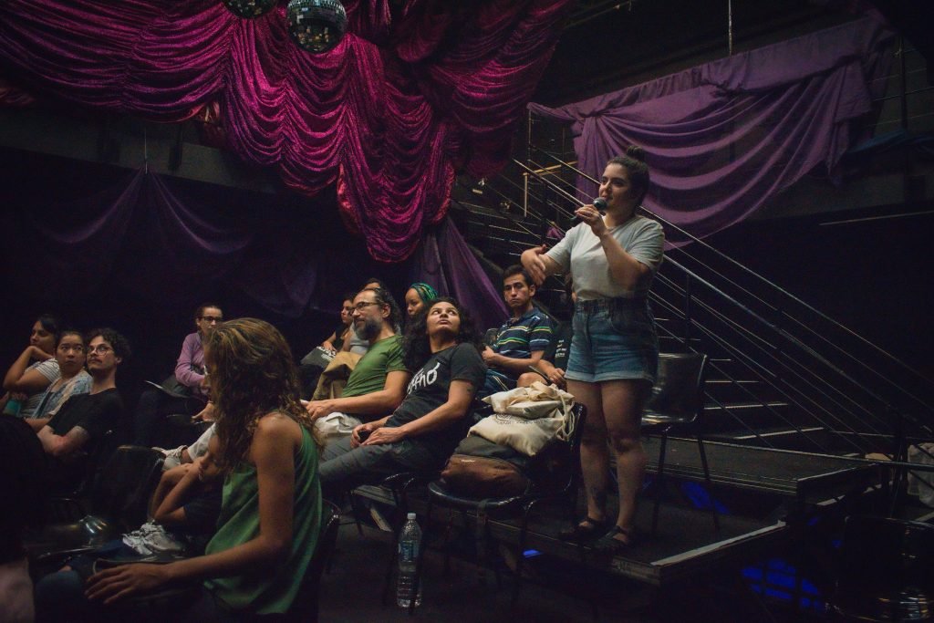 Fotografia colorida de palestra "Desafios da Acessibilidade na Indústria Criativa" com Elder Fraga, Fernanda Amaral, Herberth Vital e Marcos Abranches na Roosevelt
