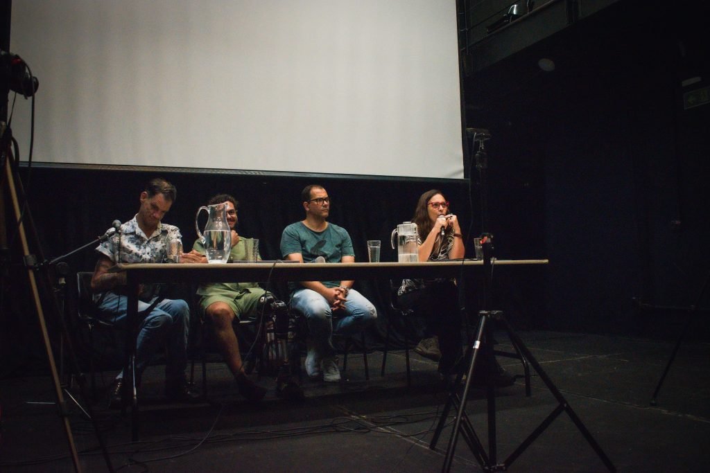 Fotografia colorida de palestra "Desafios da Acessibilidade na Indústria Criativa" com Elder Fraga, Fernanda Amaral, Herberth Vital e Marcos Abranches na Roosevelt