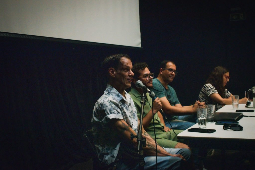 Fotografia colorida de palestra "Desafios da Acessibilidade na Indústria Criativa" com Elder Fraga, Fernanda Amaral, Herberth Vital e Marcos Abranches na Roosevelt