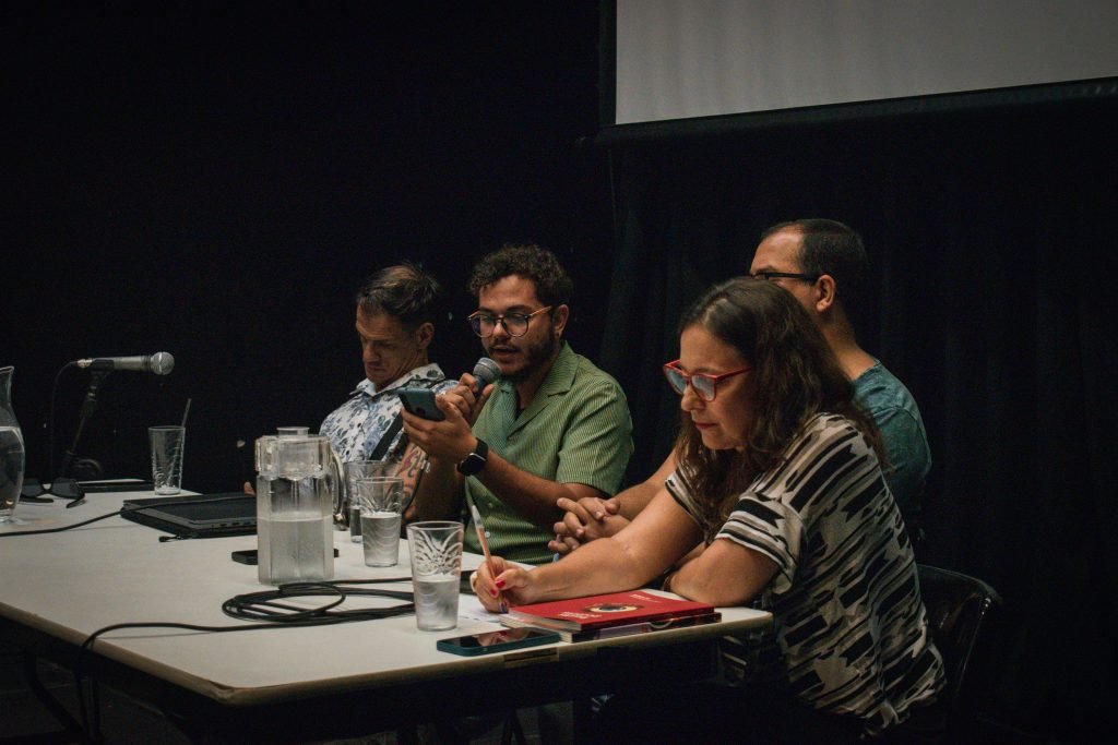 Fotografia colorida de palestra "Desafios da Acessibilidade na Indústria Criativa" com Elder Fraga, Fernanda Amaral, Herberth Vital e Marcos Abranches na Roosevelt