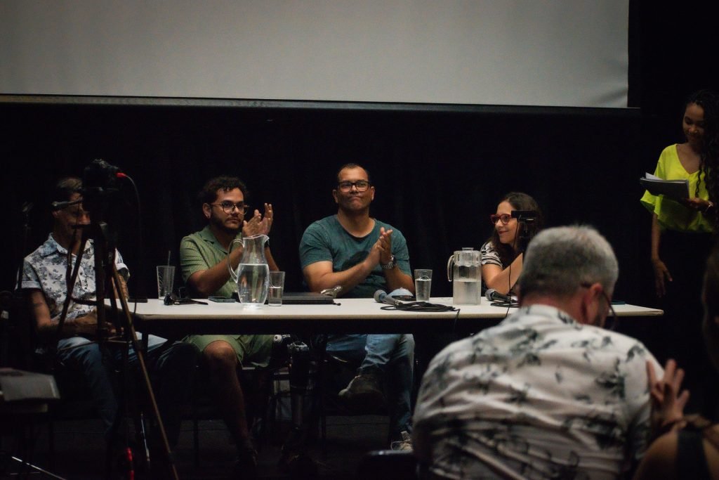 Fotografia colorida de palestra "Desafios da Acessibilidade na Indústria Criativa" com Elder Fraga, Fernanda Amaral, Herberth Vital e Marcos Abranches na Roosevelt
