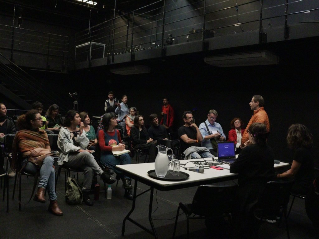 Fotografia colorida de palestra "Biodrama: A Dramaturgia do Destino" com Vivi Tellas na Roosvelt