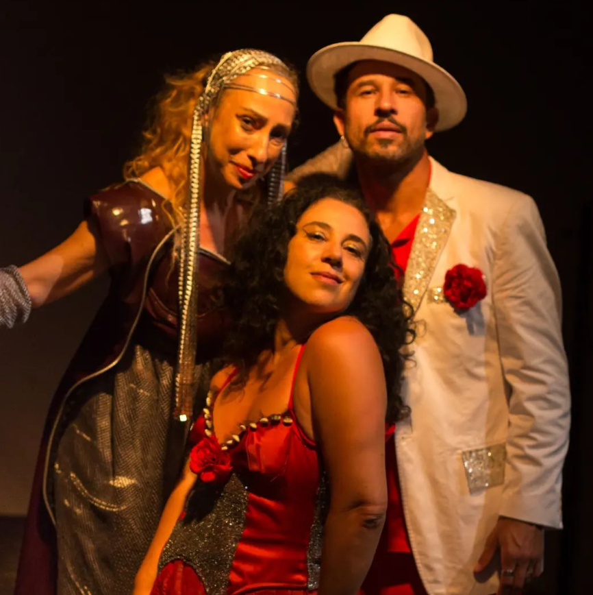 FUTURO-ANCESTRAL: UM RITO-CARTEADO NA ENCRUZILHADA está em cartaz no Teatro Estelar. Foto: Tati Wexler