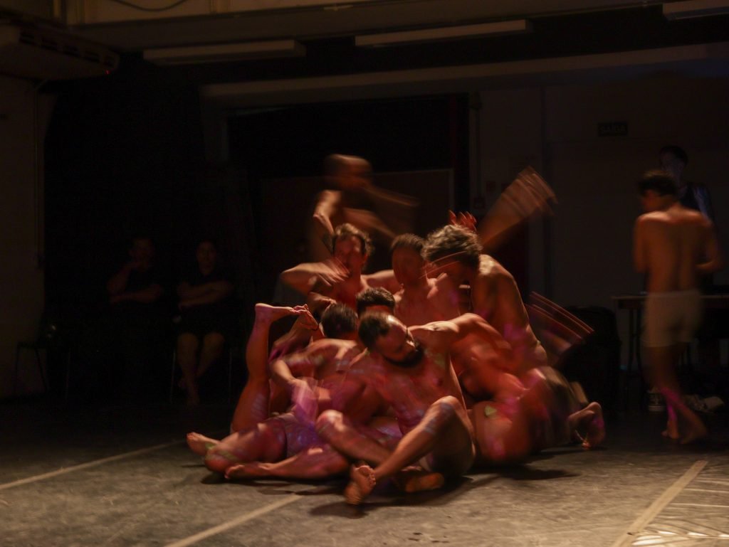 Fotografia colorida de apresentação final do curso "Dança para todos os corpos" com Marcos Abranches na Roosevelt