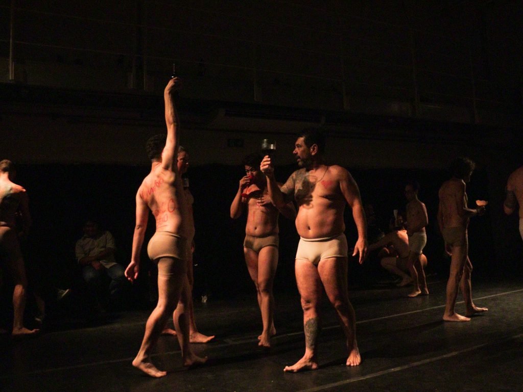 Fotografia colorida de apresentação final do curso "Dança para todos os corpos" com Marcos Abranches na Roosevelt