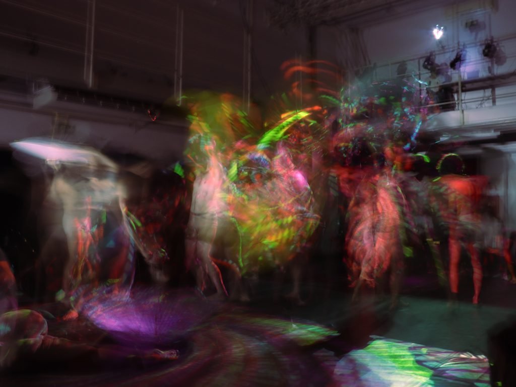 Fotografia colorida de apresentação final do curso "Dança para todos os corpos" com Marcos Abranches na Roosevelt