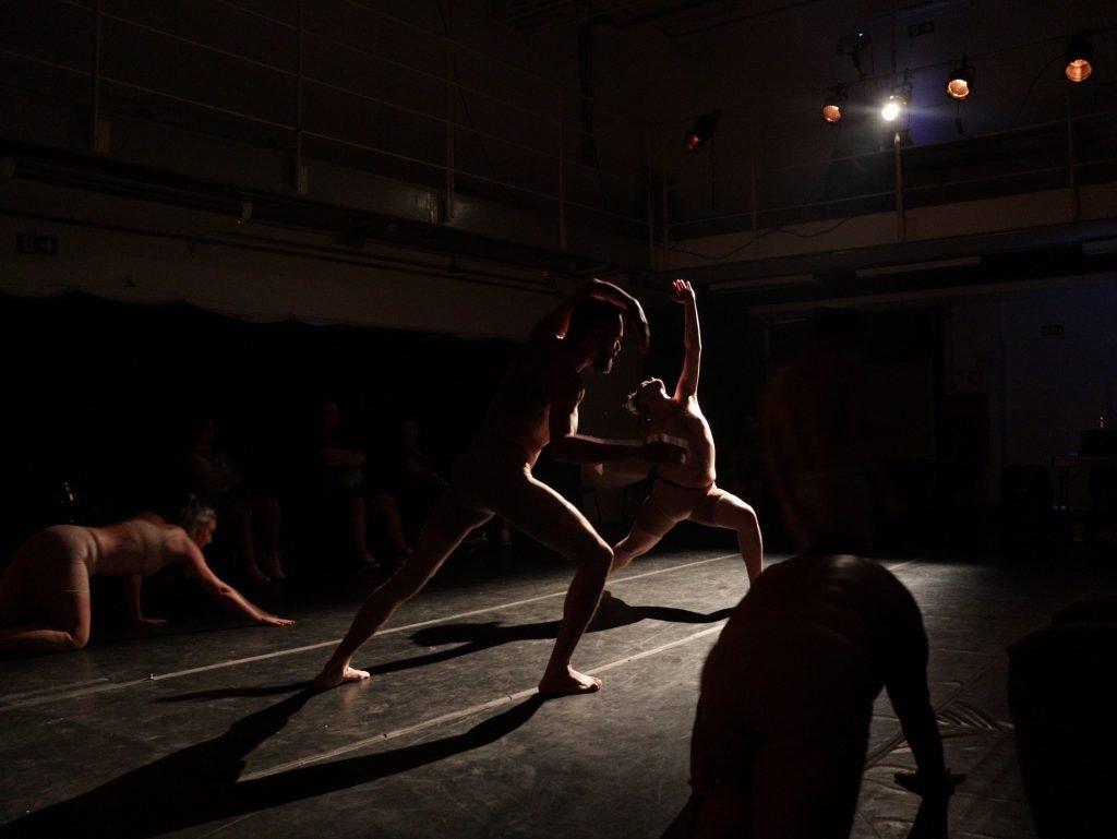 Fotografia colorida de apresentação final do curso "Dança para todos os corpos" com Marcos Abranches na Roosevelt