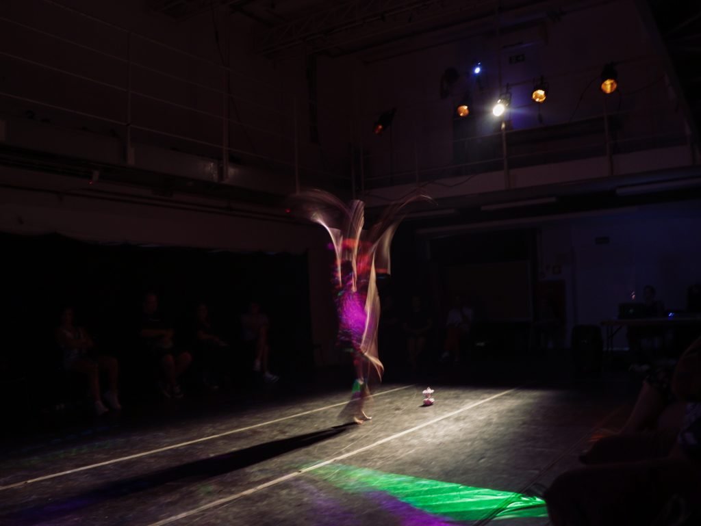 Fotografia colorida de apresentação final do curso "Dança para todos os corpos" com Marcos Abranches na Roosevelt