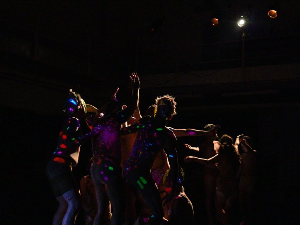 Fotografia colorida de apresentação final do curso "Dança para todos os corpos" com Marcos Abranches na Roosevelt