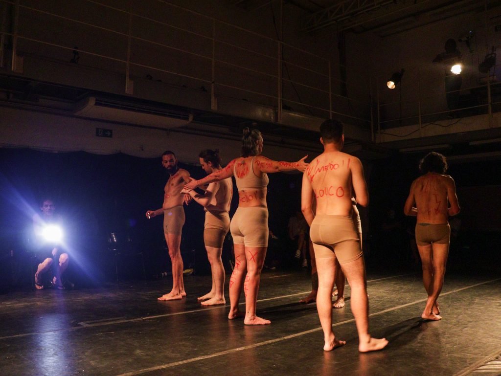 Fotografia colorida de apresentação final do curso "Dança para todos os corpos" com Marcos Abranches na Roosevelt