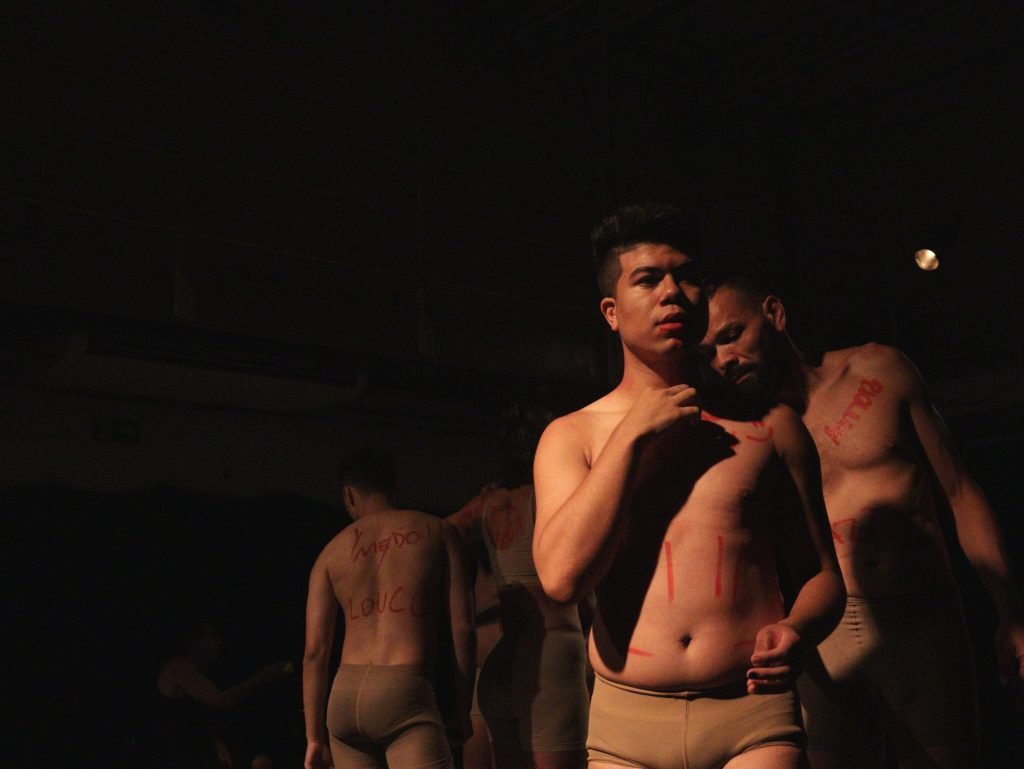 Fotografia colorida de apresentação final do curso "Dança para todos os corpos" com Marcos Abranches na Roosevelt