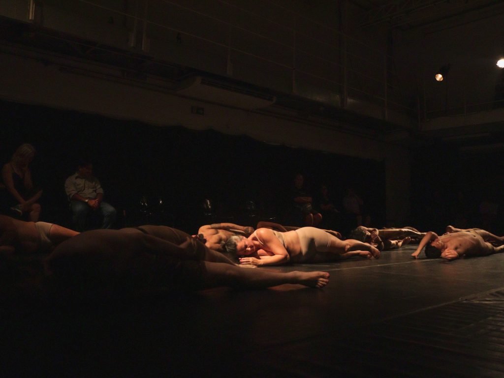 Fotografia colorida de apresentação final do curso "Dança para todos os corpos" com Marcos Abranches na Roosevelt