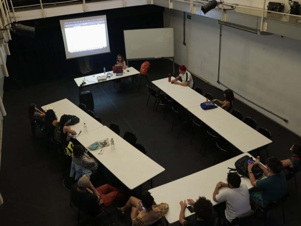 Fotografia colorida de ELA: Curso de assistência de direção com Ananda Koja na Roosevelt