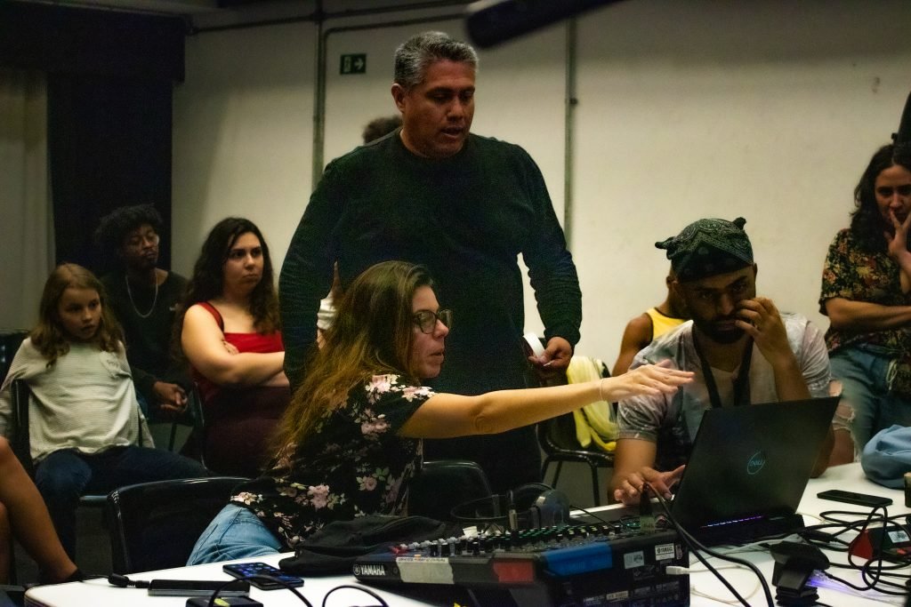 Fotografia colorida de dia de gravação do ELA: Curso de atuação para audiovisual com Christian Landi na Roosevelt